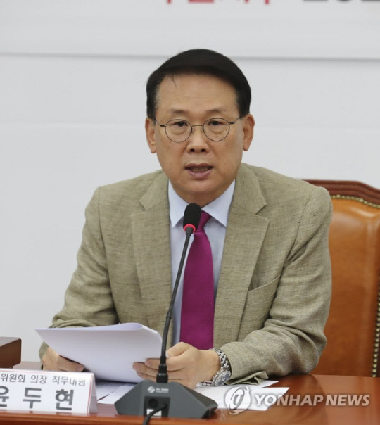 윤두현 국민의힘 전국위원회의장 직무대행이 5일 국회 본청 대표회의실에서 열린 제4차 전국위원회에서 당헌개정안을 상정하고 있다. <국회사진기자단, 연합뉴스>